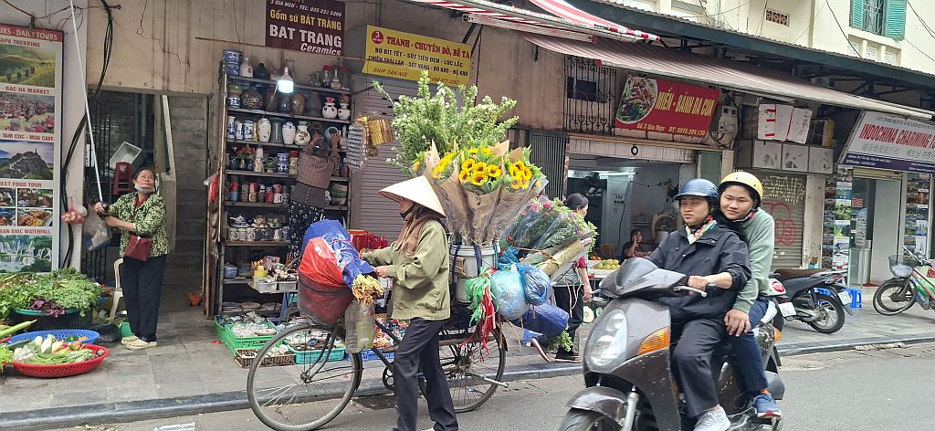 Hanoi beladener Radfahrer